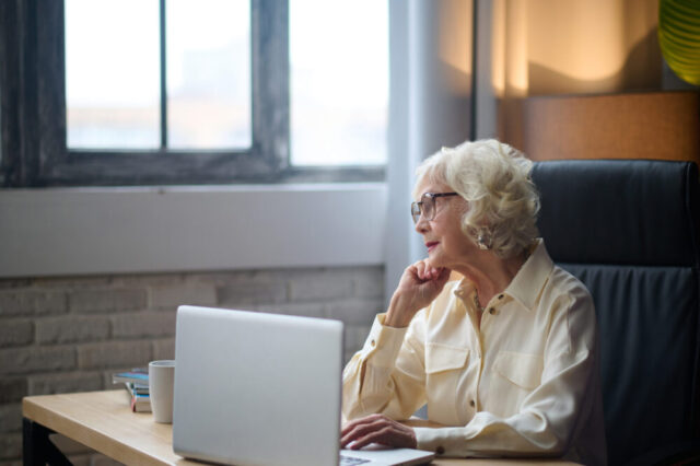 elder woman laptop